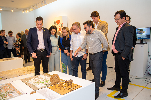 Imagem: Foto da visita do grupo de deputados federais ao Museu de Arte da UFC, o MAUC