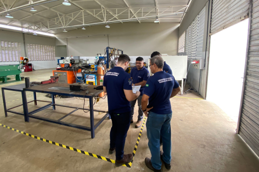 Imagem: Foto dos técnicos do Laboratório de Pesquisa e Tecnologia em Soldagem trabalhando ao lado do maquinário