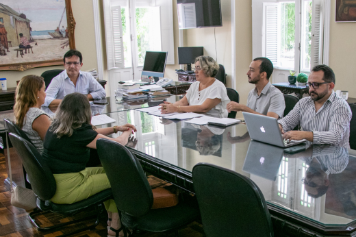 Imagem: Foto da mesa de reunião no Gabinete da Reitoria