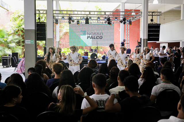 Fotografia de apresentação cultural na Feira das Profissões da UFC (Foto: Ribamar Neto)
