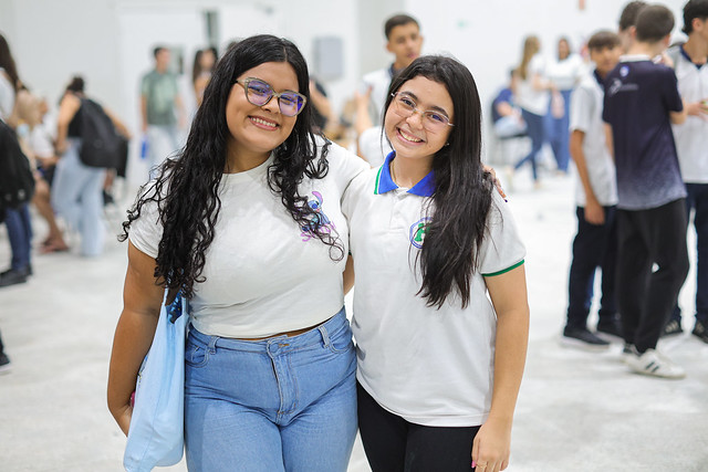 Fotografia das amigas Laís e Isabele na Feira das Profissões da UFC (Foto: Ribamar Neto/UFC)