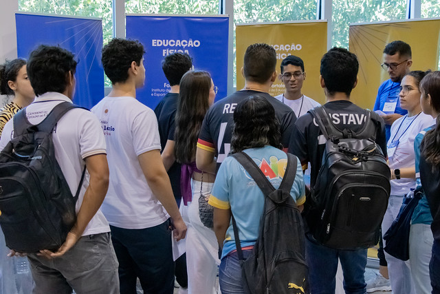 Fotografia de grupo de estudantes em estande da Feira das Profissões da UFC (Foto: Guilherme Silva/UFC)