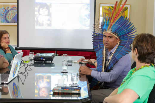 Secretário da Saúde Indígena do Ministério da Saúde, Weibe Tapeba, falando em reunião na Reitoria