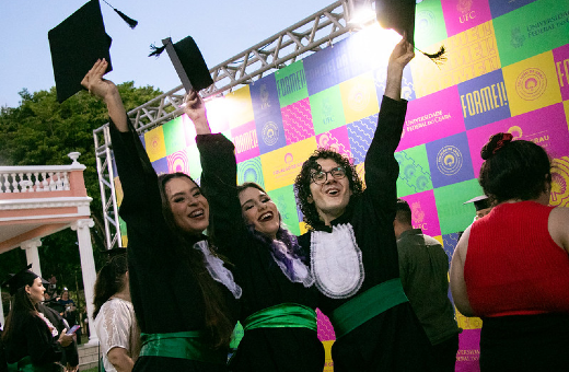 Imagem: estudantes de beca comemorando no dia da Colação de Grau 