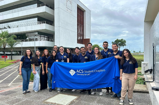 Imagem: foto de jovens segurando uma bandeira azul