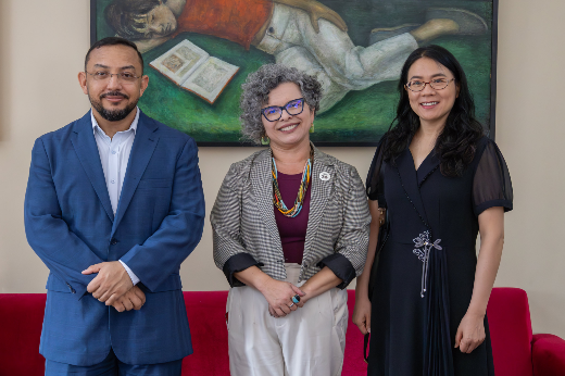 Imagem: professores Nonato Furtado, Diana Azevedo e Ru Ning posam para foto