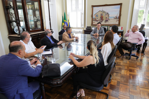Imagem: Foto panorâmica da mesa de reunião do Gabinete da Reitoria da UFC