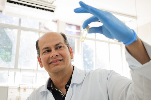 Imagem: professor segurando frasco com substância 