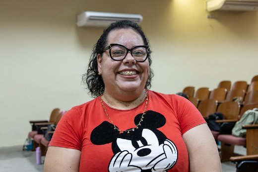 Imagem: Mulher usando blusa vermelha posa para foto