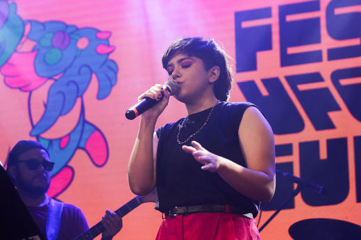 Imagem: Mulher cantando 