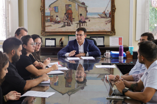 Imagem: Foto posada da mesa de reunião