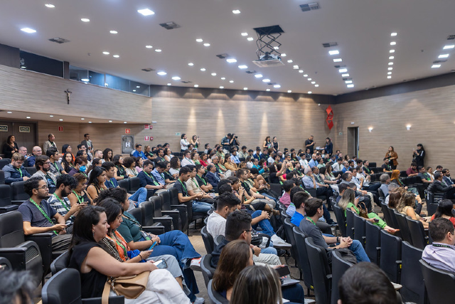 Imagem: foto do público do auditório da Fiec mostra muitas pessoas sentadas nas cadeiras