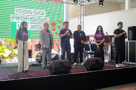Imagem: Solenidade de abertura da feira, com reitor e pró-reitores falando no palco