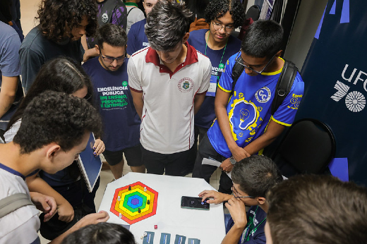 Imagems: Jovens acompanham apresentação em estande de curso 