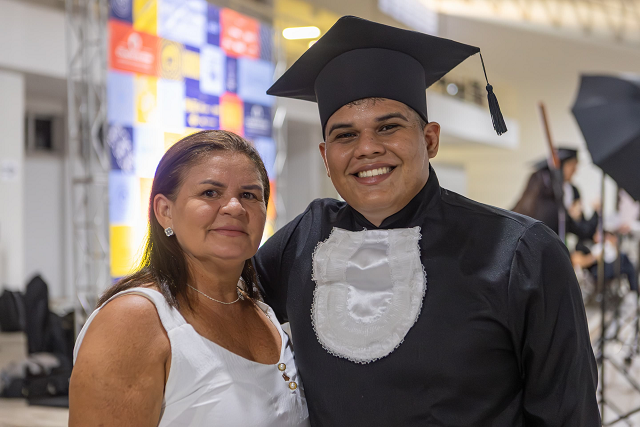 Eduardo contou com auxílios da universidade para ter condições de seguir no curso e, agora formado, espera colher bons frutos (Foto: Guilherme Silva/UFC)