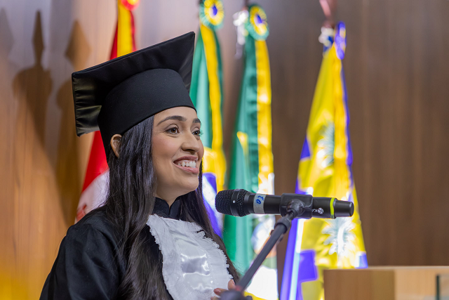 A oradora discente da solenidade, Ester Lima, falou sobre sonhos compartilhados e sobre a importância dos sentimentos (Foto: Guilherme Silva/UFC)