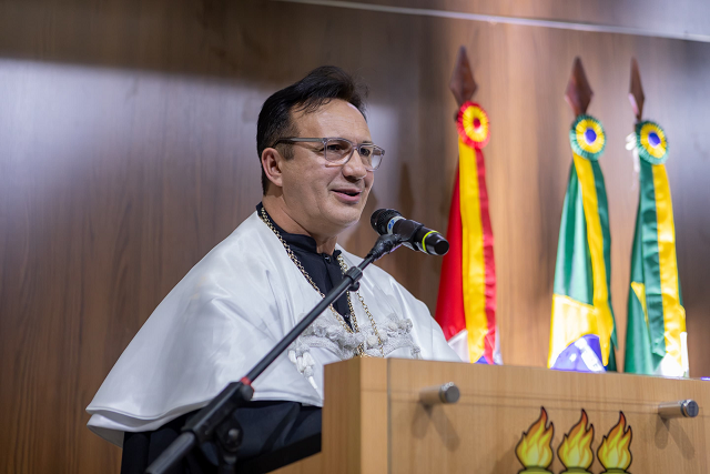 O reitor Custódio Almeida destacou a missão pública e transformadora da Universidade e salientou a importância da visão de conjunto e da responsabilidade social (Foto: Guilherme Silva/UFC)
