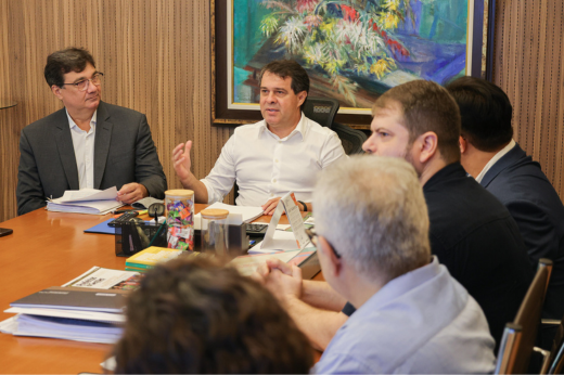 Imagem: Foto da mesa de reunião do gabinete do prefeito Evandro Leitão