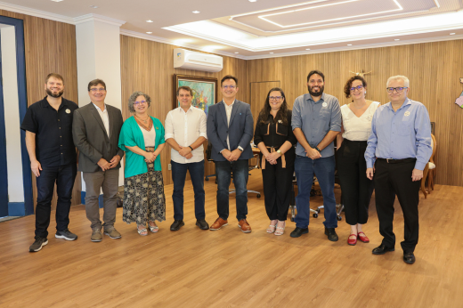 Imagem: Foto posada do reitor Custódio Almeida, do prefeito de Fortaleza, Evandro Leitão, e de comitiva da UFC