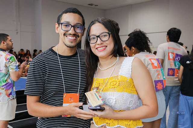 Fotografia deAndressa Macedo Chagas e Mateus Lima de Sousa, recém-graduados em Publicidade e Propaganda (foto: Ribamar Neto/UFC)