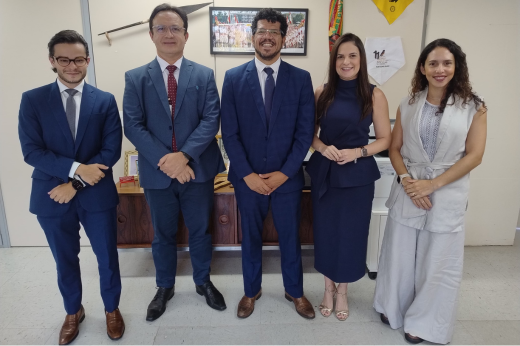 Imagem: Foto posada do reitor Custódio Almeida com o secretário Marivaldo Pereira e a defensora pública geral do Ceará, Sâmia Farias