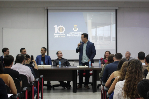 Imagem: Foto do reitor Custódio Almeida discursando no auditório do Campus da UFC em Crateús