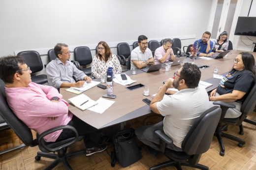 Imagem: Foto diagonal da mesa de reunião
