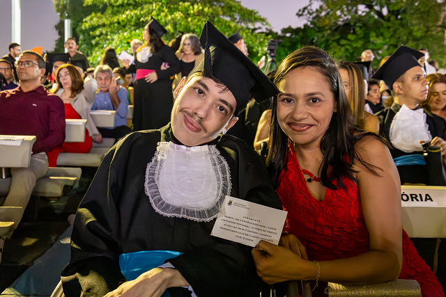 Ana Paula e seu filho, Raphael (Foto: Guilherme Silva/UFC)