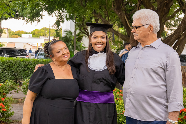 Elisabeth de Souza entre o pai e a mãe (Foto: Guilherme Silva/UFC)