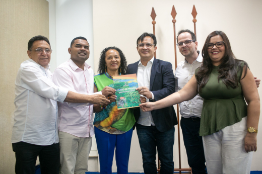 Imagem: Foto da entrega do plano de manejo da ARIE Fazenda Raposa