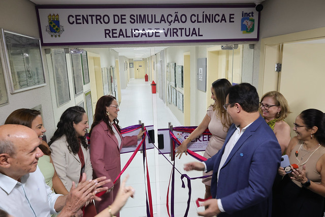 Imagem: Pessoas puxam fita de inauguração do INCT