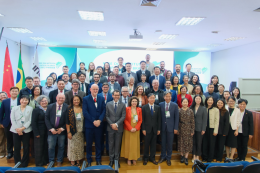 Imagem: Foto oficial do encontro com os representantes das universidades e dos Institutos Confúcio no auditório da Unesp