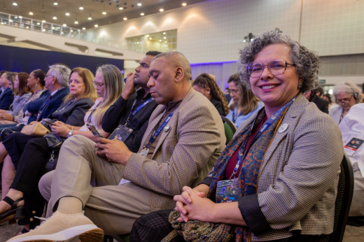 Imagem: Foto posada da vice-reitora Diana Azevedo sentada na plateia do evento
