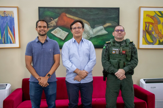 Imagem: Foto posada do reitor Custódio Almeida ao lado do coronel Sinval Sampaio