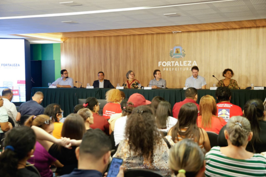 Imagem: Foto da mesa de abertura do evento na sede do Executivo municipal
