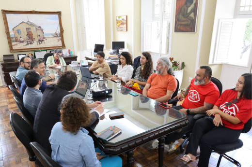 Pessoas em reunião no Gabinete da Reitoria