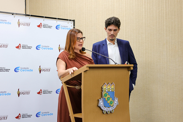 Imagem: A apresentação foi feita pela coordenadora da cátedra, Cynara Monteiro Mariano, e pelo presidente do Instituto Mucuripe, João Bosco Ribeiro (Foto: Viktor Braga/UFC)