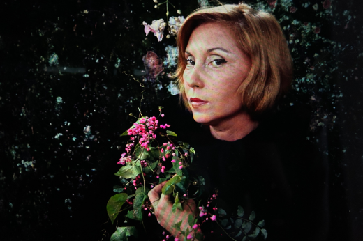 Clarice Lispector por Maureen Bisilliat, agosto de 1969 (Foto: Acervo Instituto Moreira Salles/IMS) Clarice Lispector segurando flores nas mãos e olhando fixo para a câmera