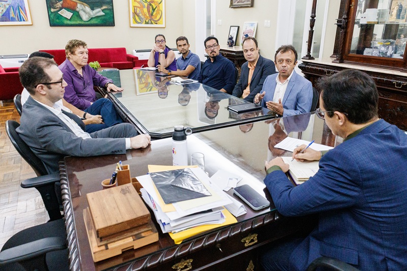 Fotografia de gestores da UFC e da Cegás em torno de uma mesa de reuniões (Foto: Ribamar Neto/UFC)
