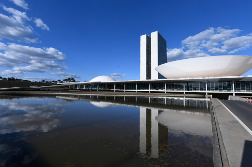 Fachada do Congresso Nacional, num dia de céu azul e poucas nuvens