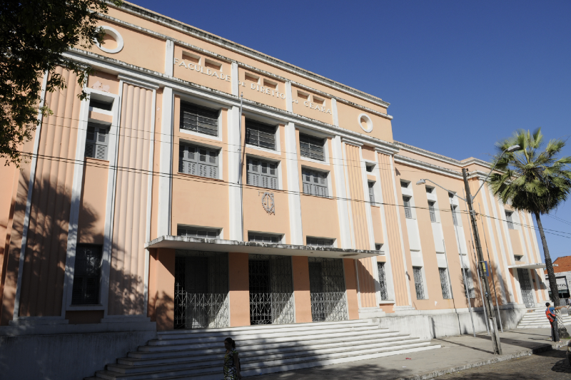 Imagem: Fachada da Faculdade de Direito da UFC