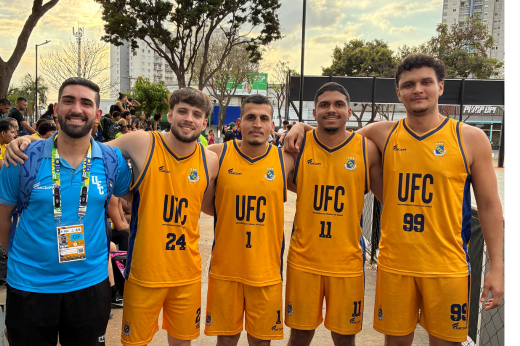 A UFC venceu o Instituto Federal do Tocantins (IFTO) por 21 a 4, no dia 25 de agosto (Foto: Divulgação) Quatro jogadores homens de basquete uniformizados e um treinador abraçados lateralmente