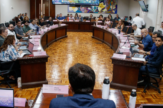 Conselheiros reunidos na sala dos Conselhos, durante reunião do Consuni, presidida pelo reitor Custódio Almeida