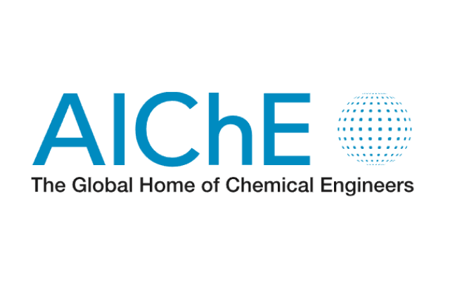 Imagem: Logomarca do AIChE (Instituto Americano de Engenheiros Químicos), com a sigla "AIChE" em azul, acompanhada de um ícone circular estilizado que representa um globo. Abaixo da sigla, aparece o slogan em inglês: "The Global Home of Chemical Engineers", sobre fundo branco.