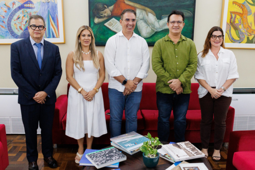 Pessoas em pé no Gabinete da Reitoria, posando para a foto