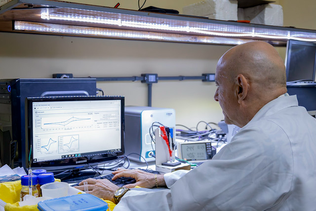 A pesquisa da 90ª carta-patente foi desenvolvida no Laboratório de Telecomunicações e Ciência e Engenharia de Materiais (LOCEM) da UFC (Foto: Guilherme Silva/UFC Informa) Imagem: Homem usando computador em laboratório