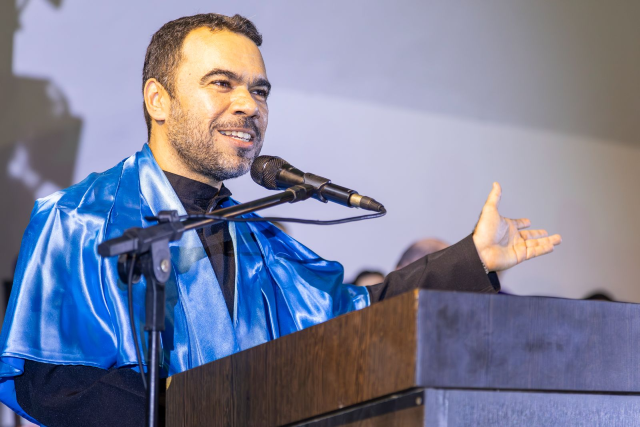 Imagem: professor discursa no púlpito