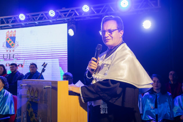 Imagem: reitor discursa no púlpito