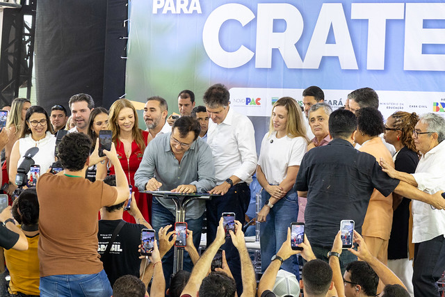 O reitor Custódio Almeida e o ministro Camilo Santana assinaram a ordem de serviço para a construção do bloco que abrigará três novos cursos no Campus de Crateús (Foto: Viktor Braga/UFC)