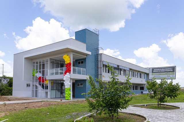 Em um dos novos equipamentos entregues funcionará o refeitório do Restaurante Universitário, no térreo, e a biblioteca no campus, na parte superior (Foto: Viktor Braga/UFC)